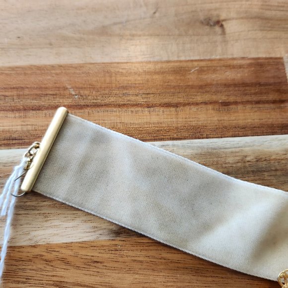 Vintage Victorian Revival Wide White Velvet Choker with Statement Cameo - Picture 5 of 11